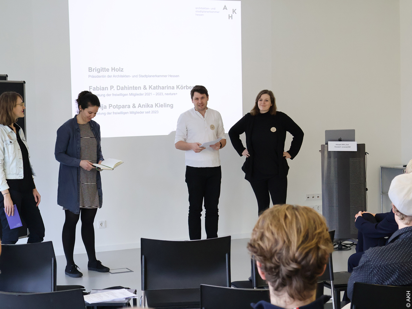 Vier Menschen auf einem Podium