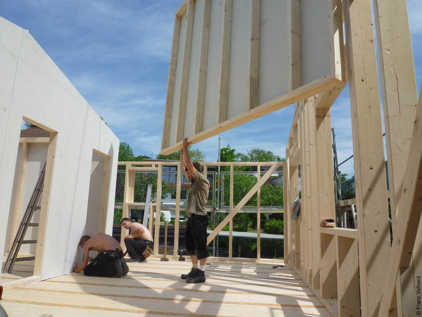 Lehmbau und Holzelement auf Baustelle