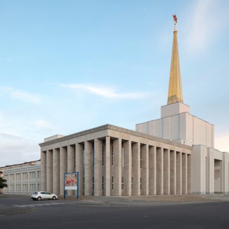 Messehalle 12 Gebäude mit Turm