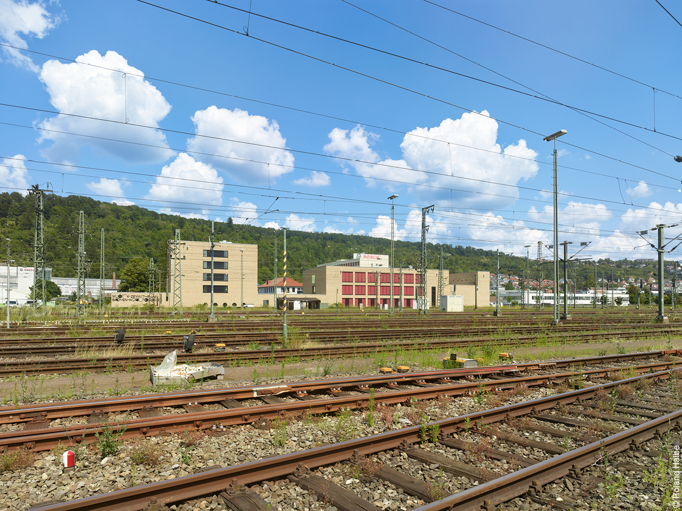 Das Blasmusikzentrum Plochingen hinter Bahngleisen