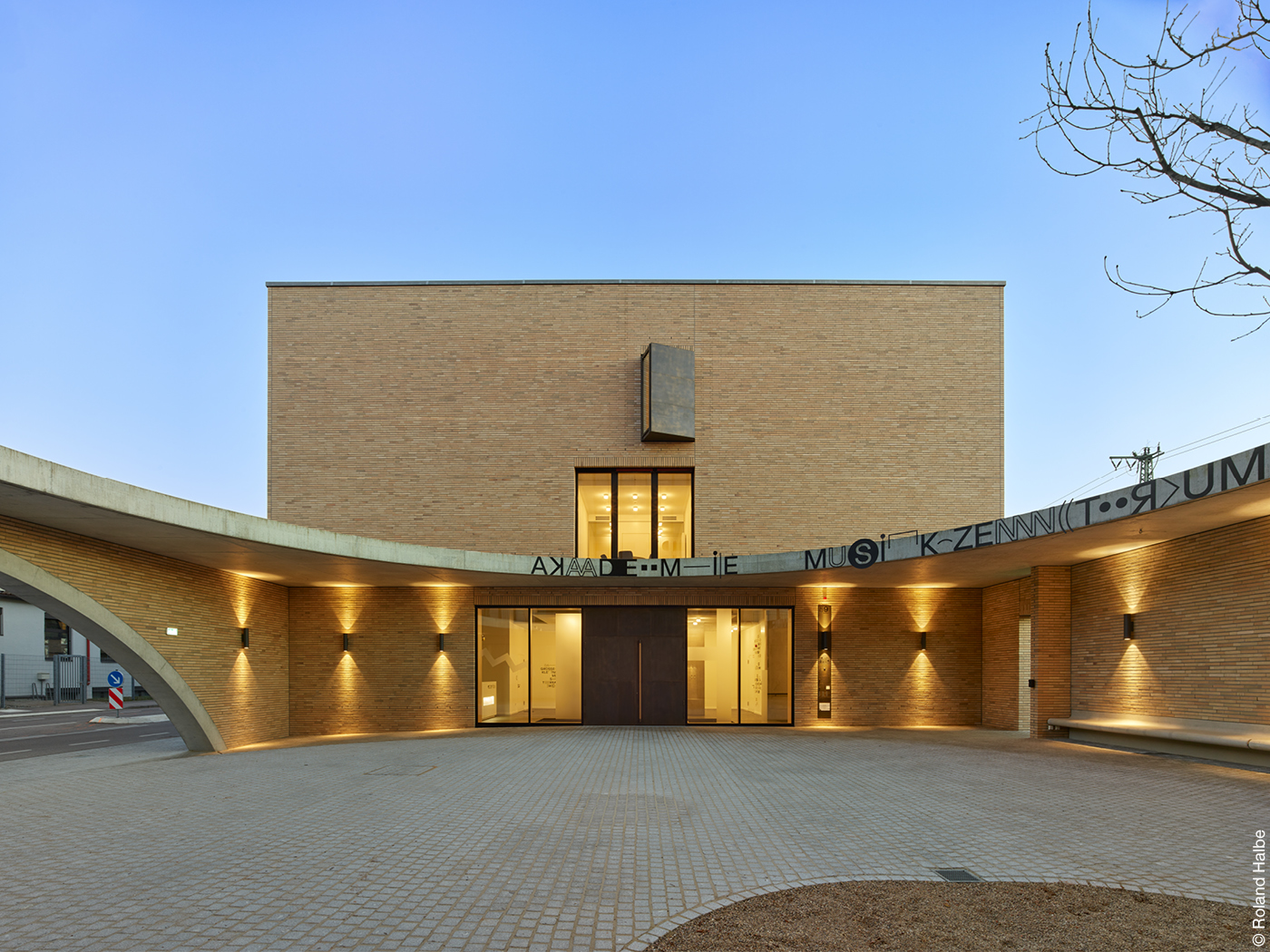 Innenhof im Musikzentrum beleuchtet bei Dämmerung