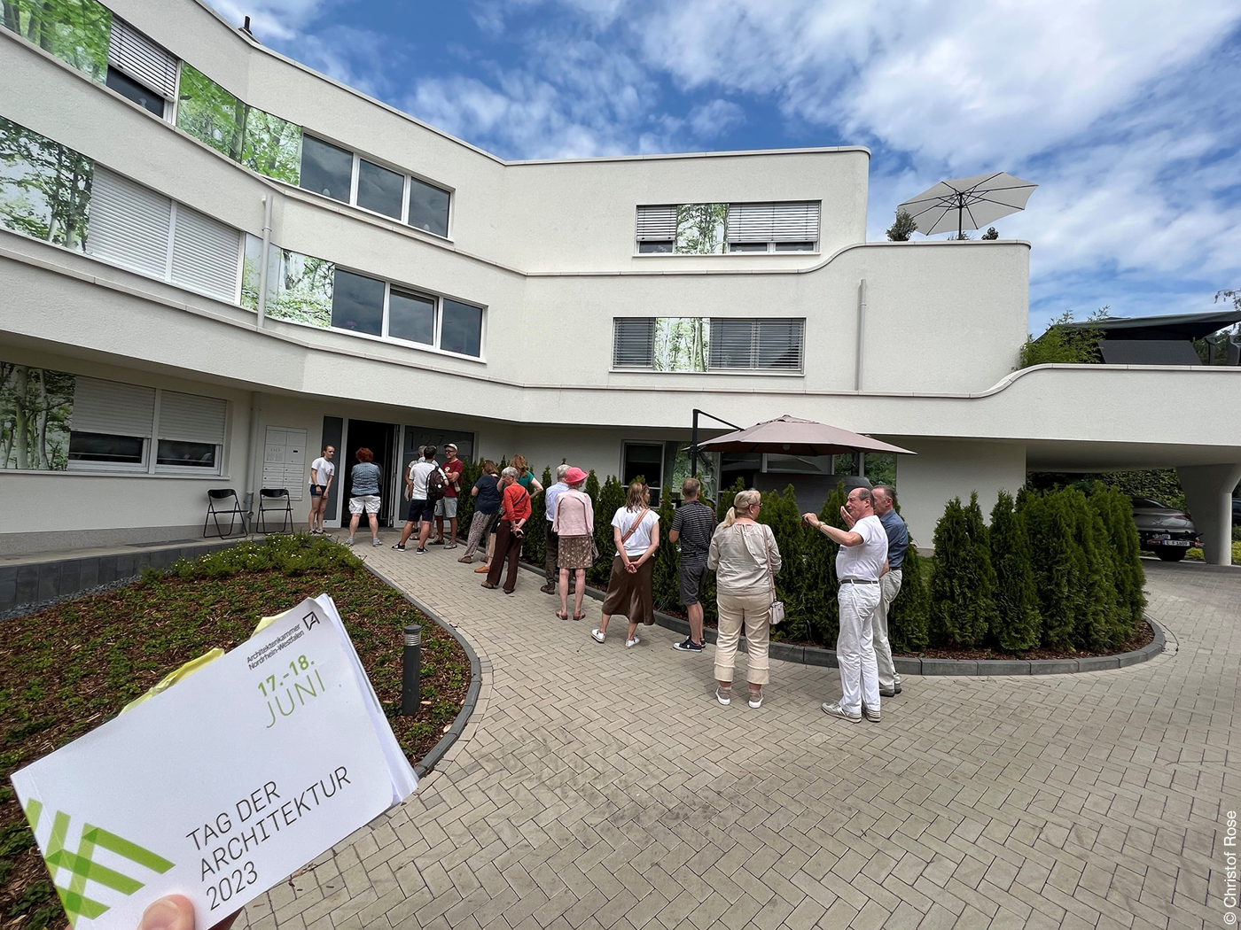 Tag der Architektur in NRW, vor dem Lohwald-Haus in Essen: das Programmheft griffbereit