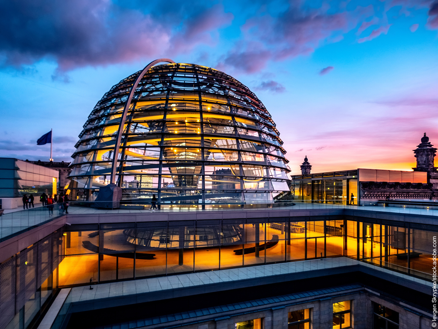 Die Reichstagskuppel in der Abenddämmerung