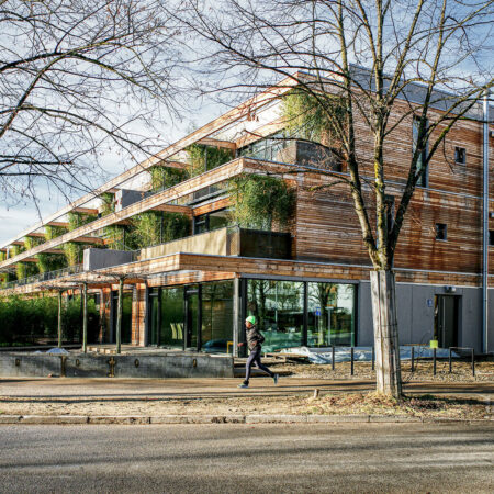 Gebäude der Baugemeinschaft StadtNatur mit hölzerner Fassade und Balkonbegrünung