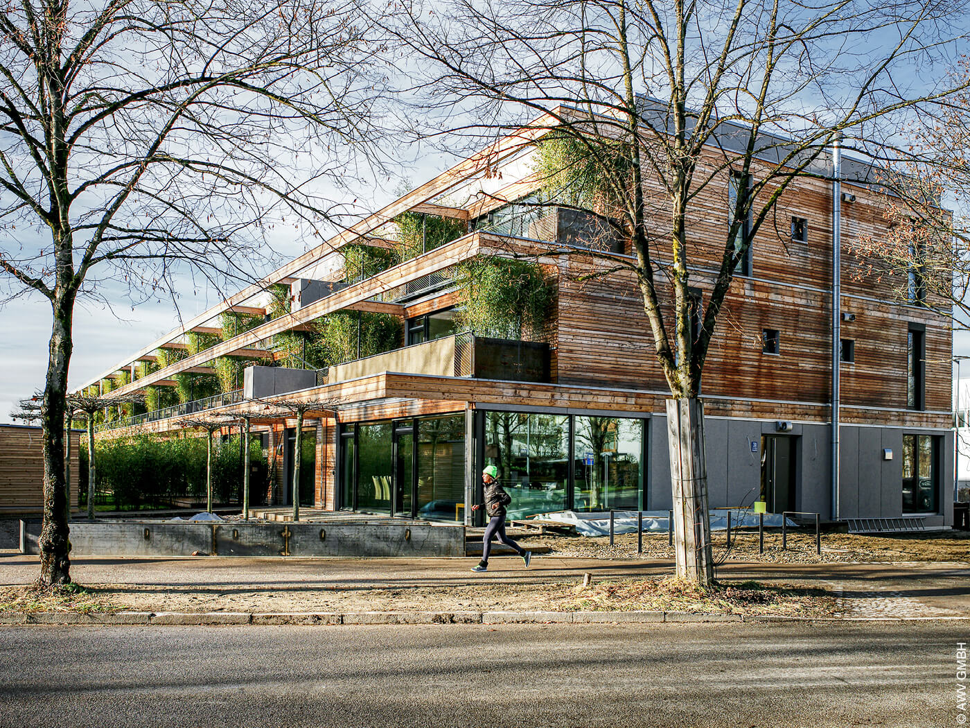 Gebäude der Baugemeinschaft StadtNatur mit hölzerner Fassade und Balkonbegrünung