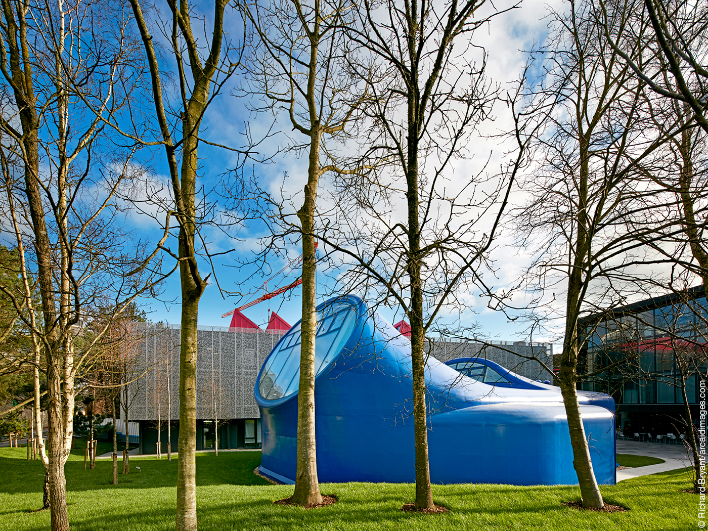 Blaues rundliches Gebäude mit Bullaugenfenster