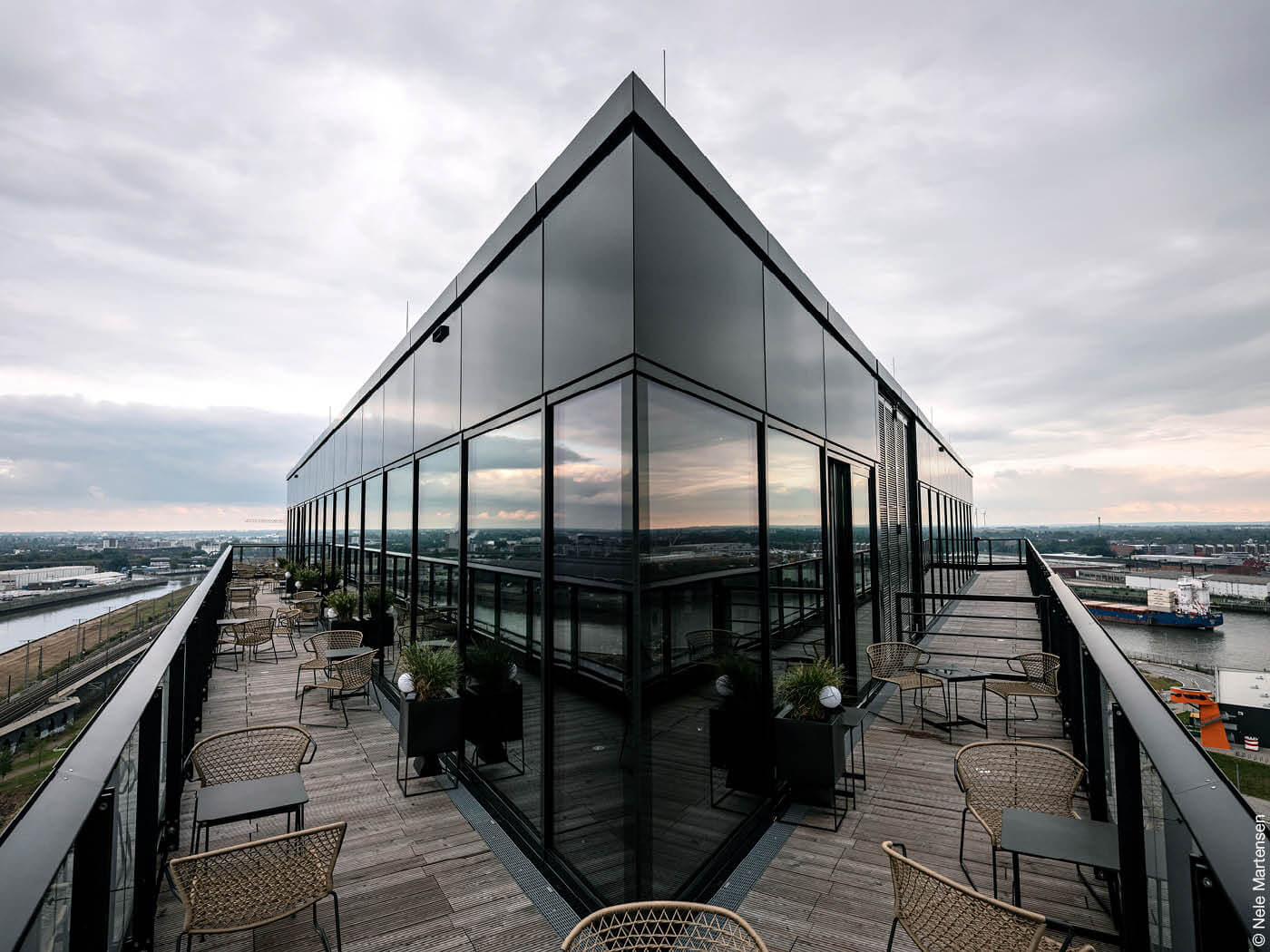 Dachterrasse der Puzzle Bar über Hamburger Hafen