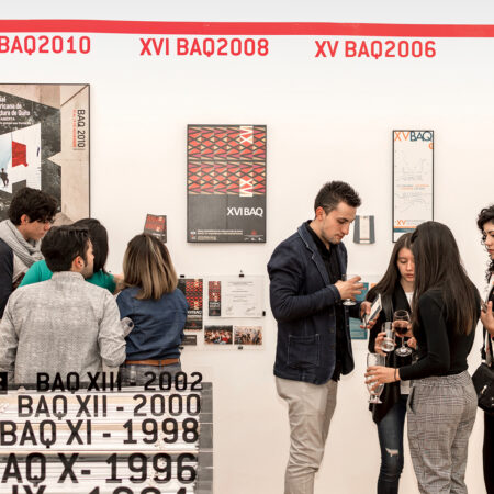 Personen in Gruppen auf der Biennale Quito