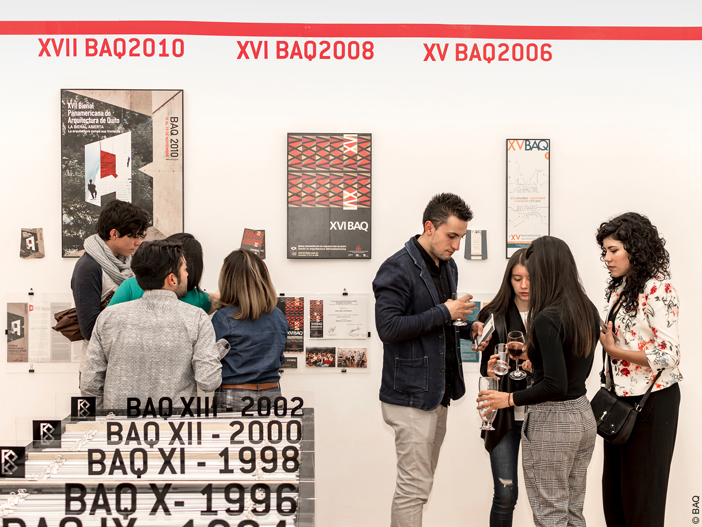 Personen in Gruppen auf der Biennale Quito