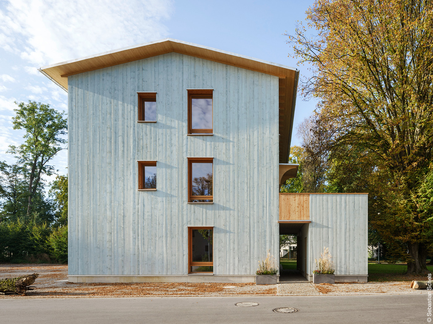 Holzhaus mit bläulicher Fassade und Satteldach