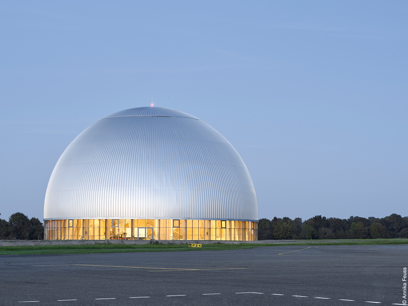 Luftschiffhangar am Flughafen Mülheim-Essen mit silberner Dachhaut