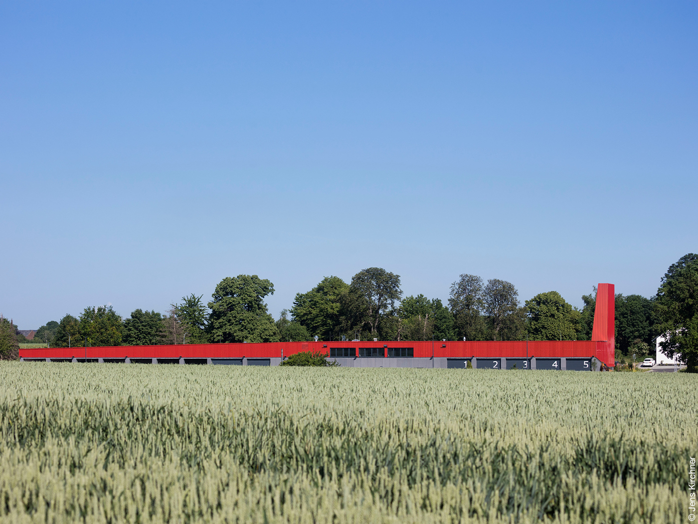 Roter langgezogener Bau der Feuerwache in Titz auf weitem Ackerland