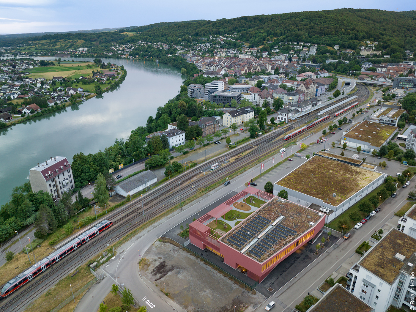 Gebäude der Feuerwehr in Waldshut aus der Vogelperspektive mit angrenzenden Bahngleisen und Häusern drumherum.