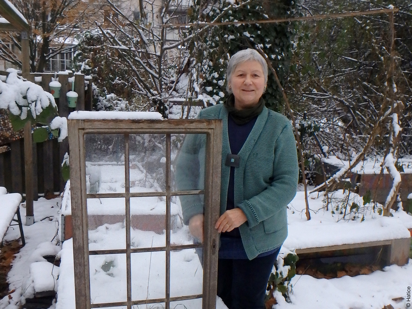 Architektin Ute Dechantsreiter in einem verschneiten Garten.