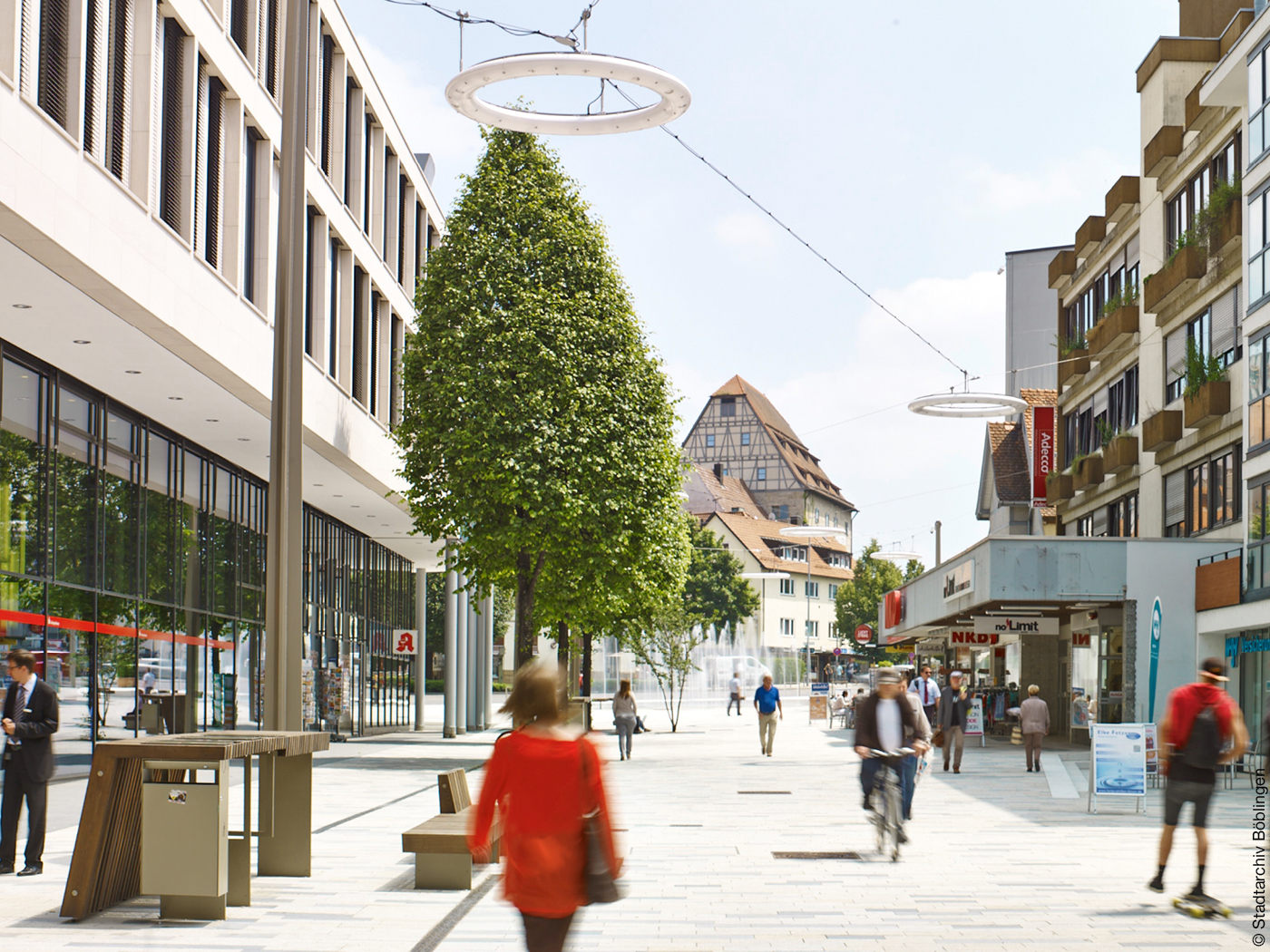 Das Foto zeigt die Bahnhofstraße als Teil der Fußgängerzone in Böblingen.