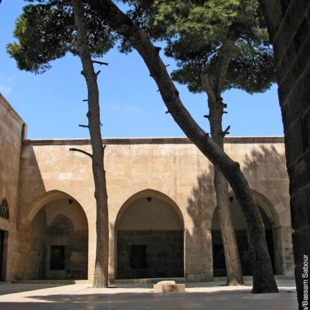 Innenhof mit Bäumen der Ibrahim-Al-Khalil-Moschee