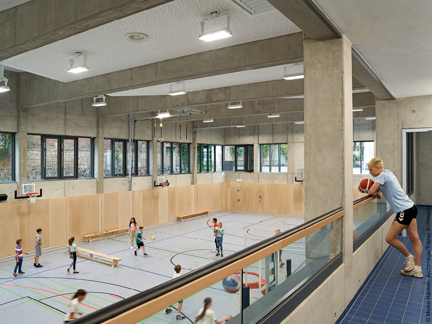 Kinder spielen in Sporthalle