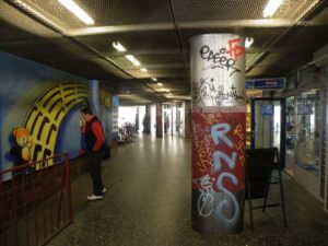 In diesem U-Bahnhof finden sich zwar die üblichen Verunzierungen, doch mit einer zuverlässigen Beleuchtung und dem lange geöffneten Laden ist der Gang auch abends kein gefährlicher Ort. 