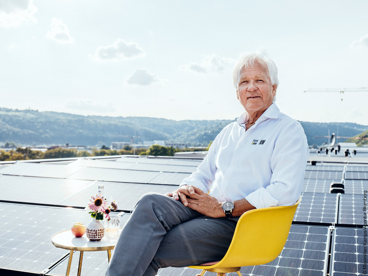 Professor Norbert Fisch sitzend vor Solarzellen