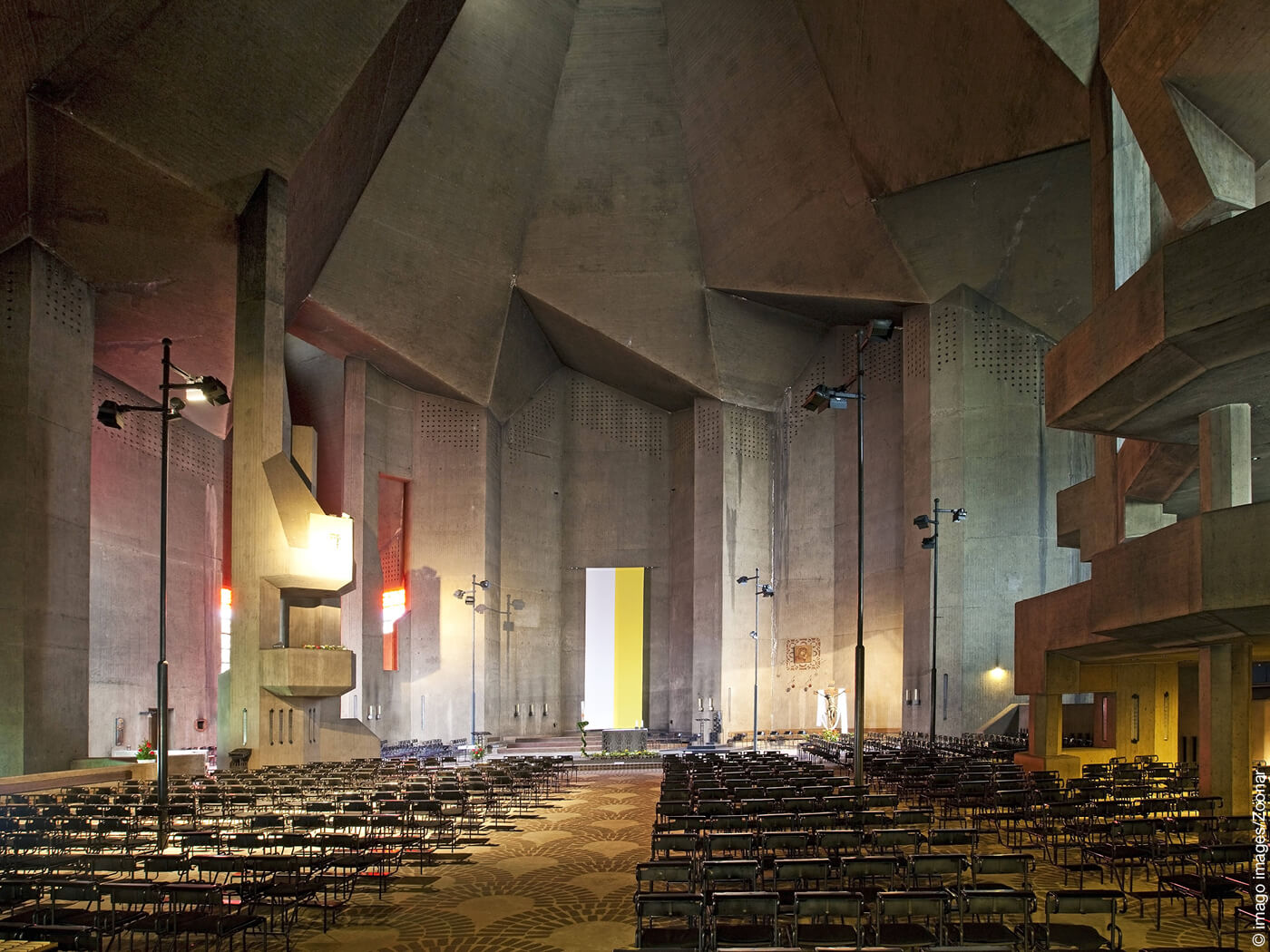 Innenraum der Wallfahrtskirche in Neviges aus Beton 