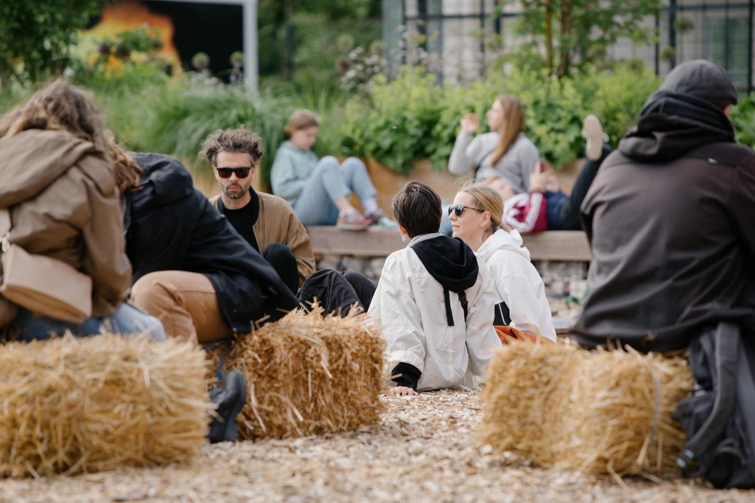 Menschen im Außenbereich von Bauwende Festival