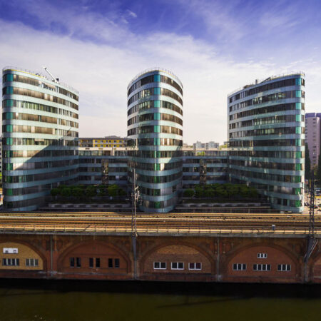 Bürogebäude an der Spree