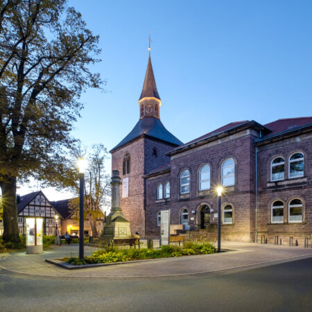 Platz und Grünflächen vor Kirche