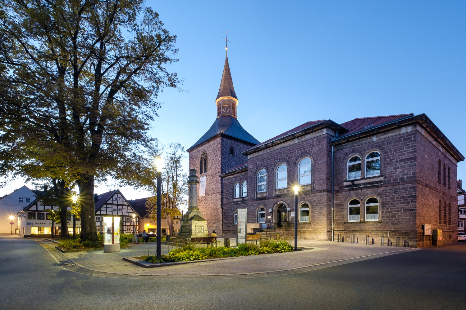 Platz und Grünflächen vor Kirche