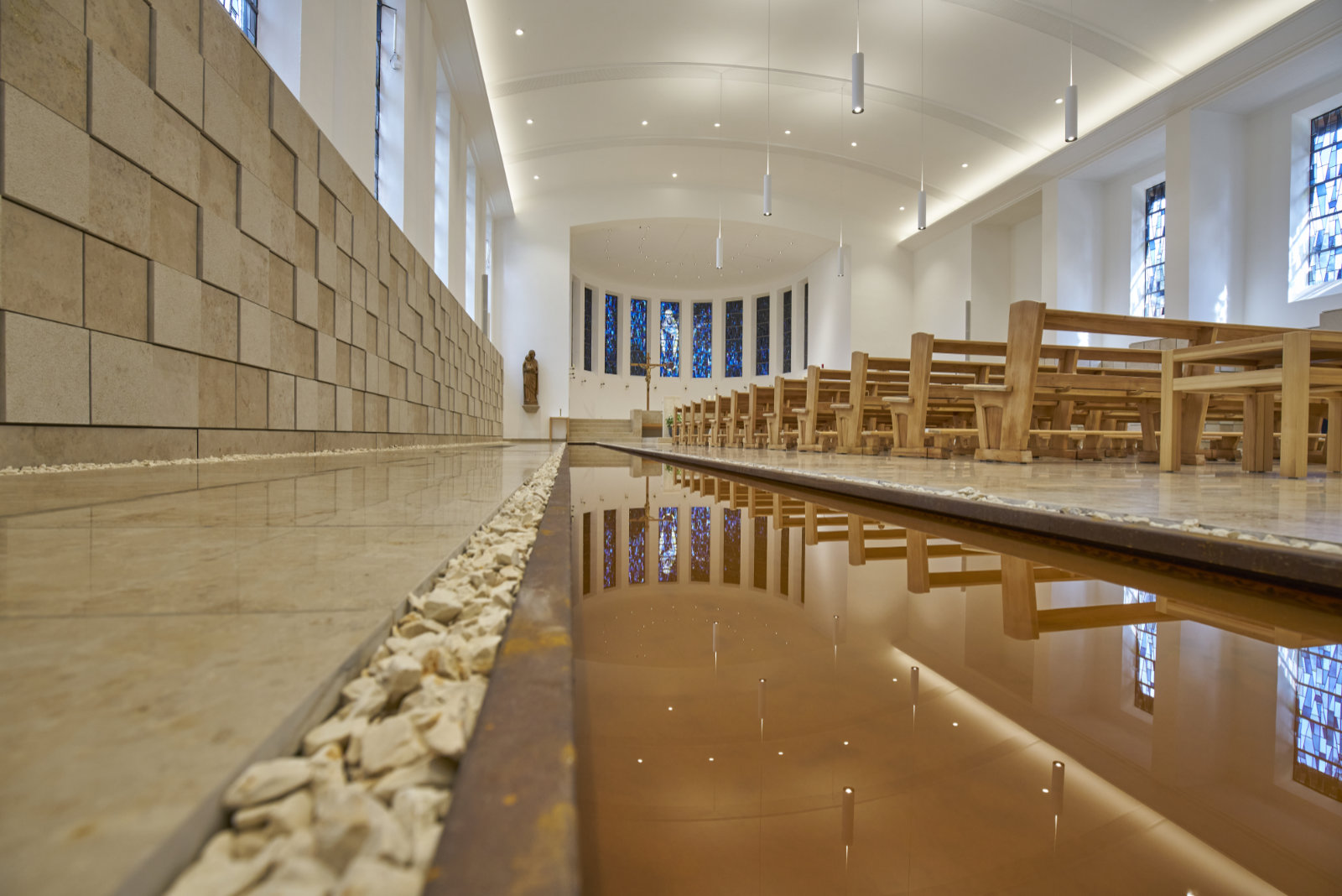 Wasserbecken in einer Kirche mit Kolumbarium