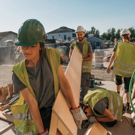 Junge Menschen auf Baustelle