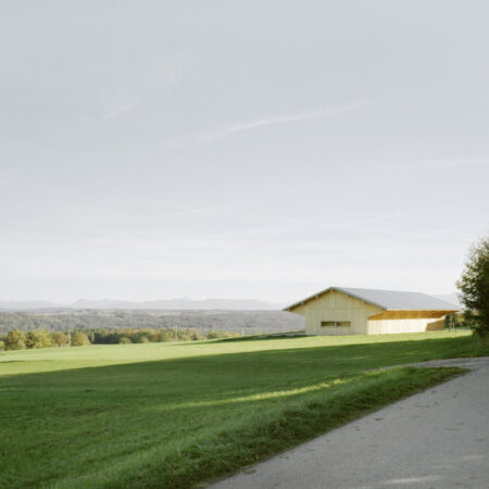 Morderne Scheune mit flachem Dach auf Wiese