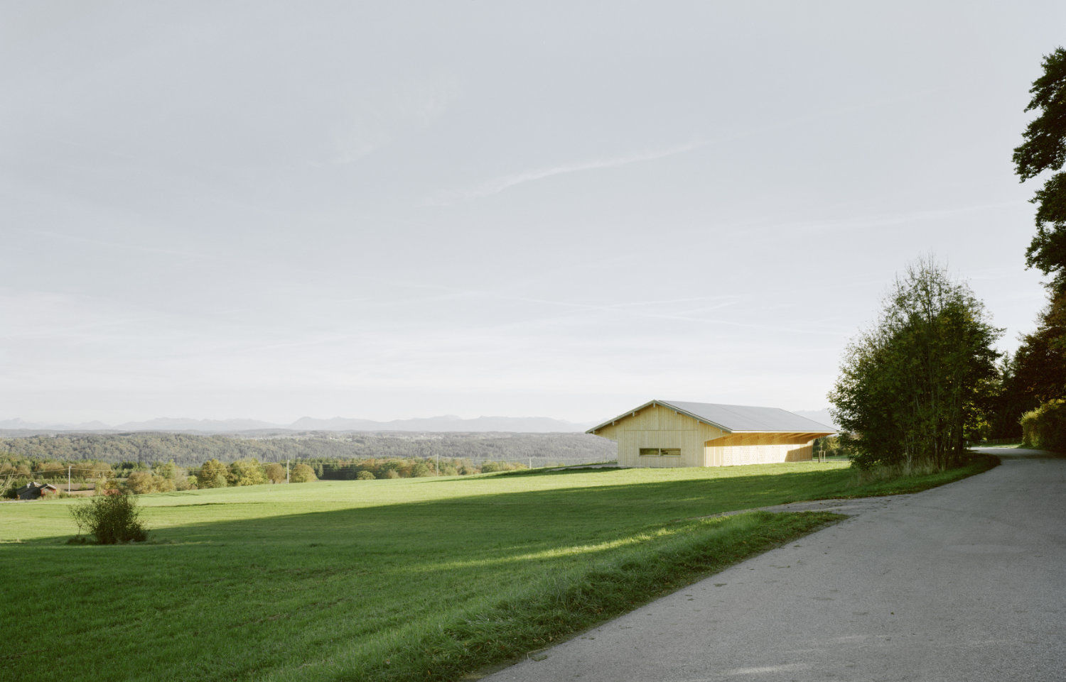 Morderne Scheune mit flachem Dach auf Wiese