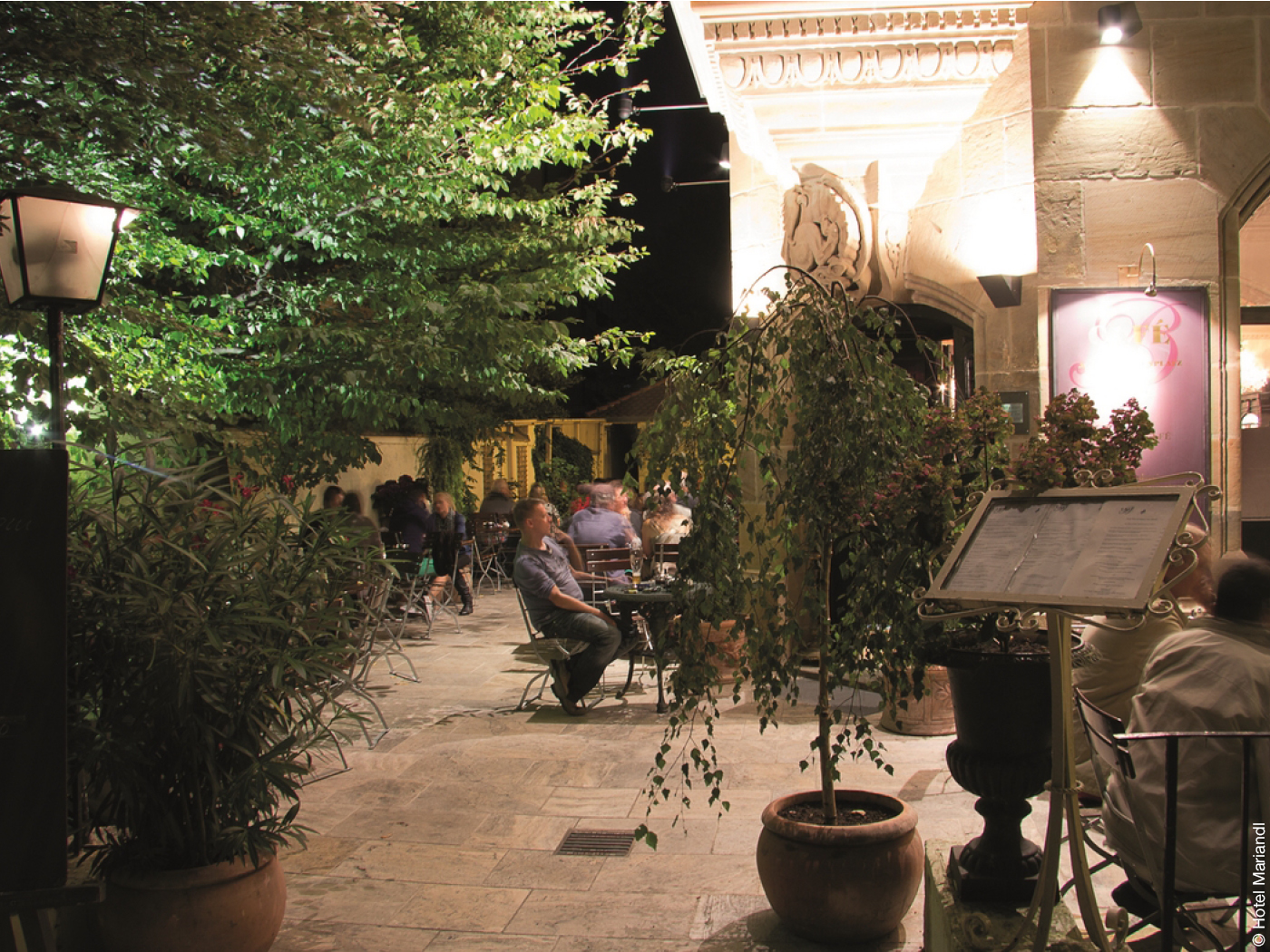 Terrasse des Café am Beethovenplatz im Hotel Mariandl am Abend