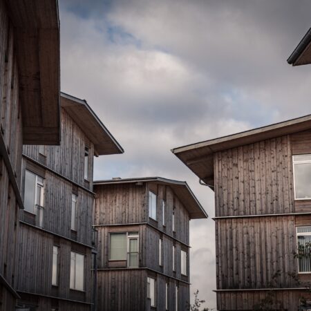 Wohnhäuser mit Holzfassade