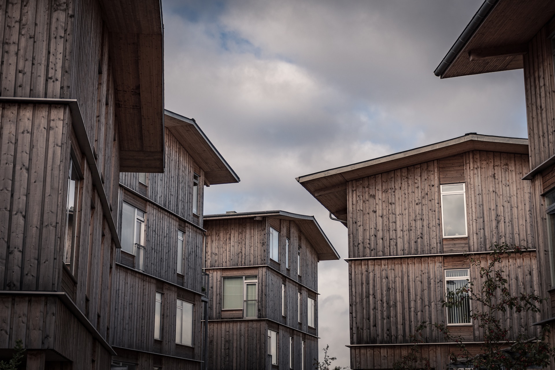 Wohnhäuser mit Holzfassade