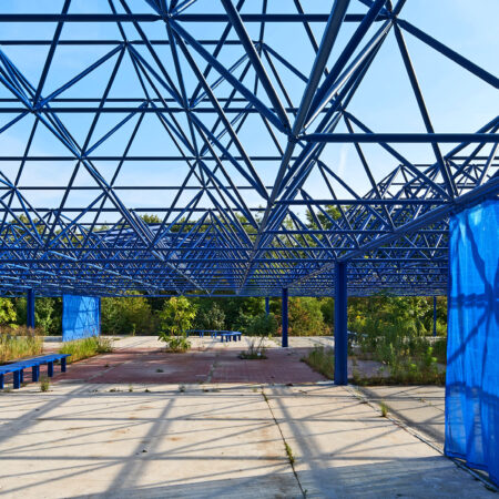 Offene Halle mit Dach aus blauem Stahlfachwerk