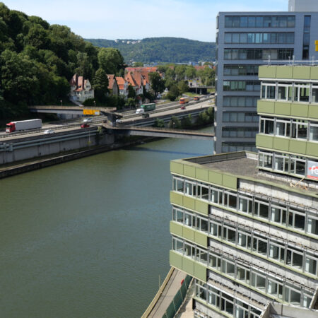 Am Landratsamt Esslingen wird die Fassade demontiert