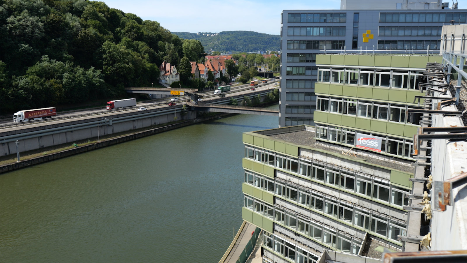 Am Landratsamt Esslingen wird die Fassade demontiert