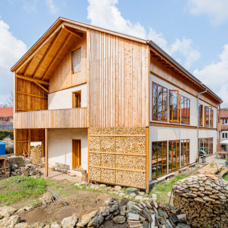 Haus aus Strohballen mit Holzfassade