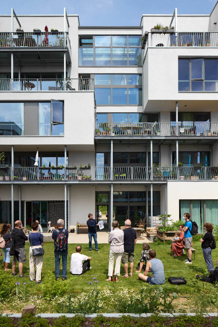 Besucher im Garten von Wohnhaus