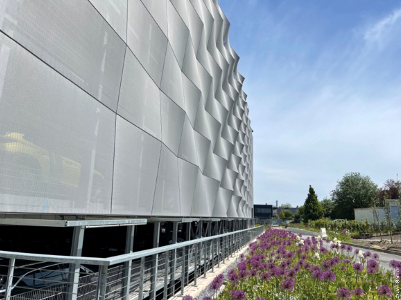 Silberne Textilfassade an einem großen Gebäude