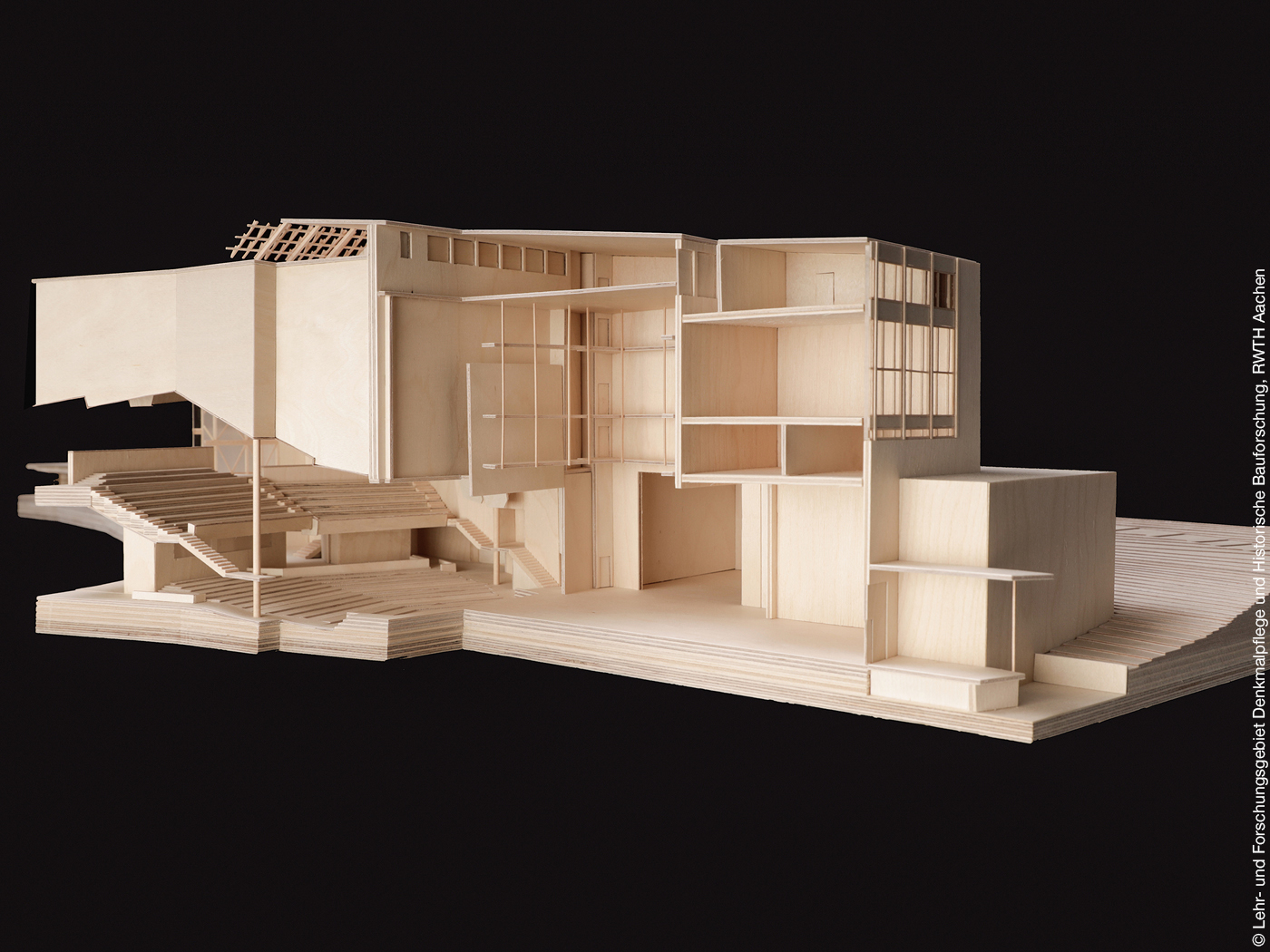 Holzmodell des Scharoun Theaters in Wolfsburg mit seitlichem Blick in die Innenräume