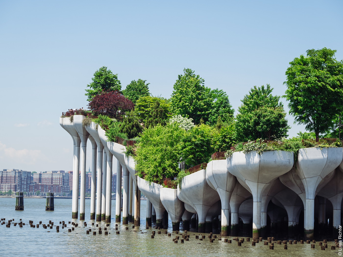 Die Betonpfähle des Little Island ragen aus dem Wasser