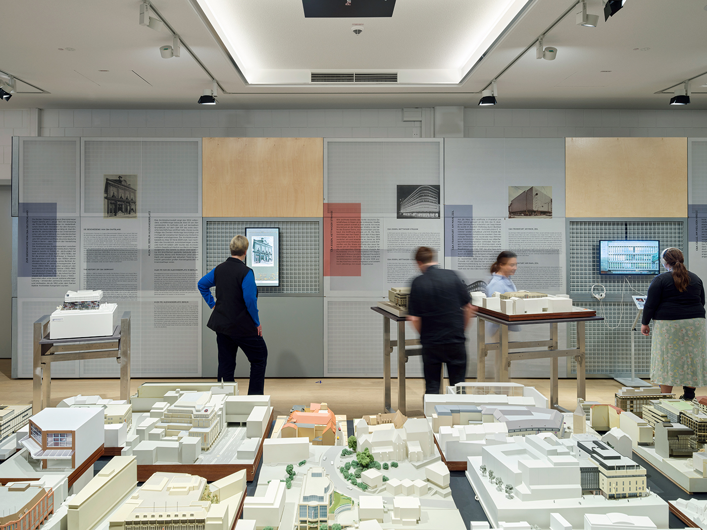 Ausstellung mit Architekturmodellen von C&A Kaufhäusern