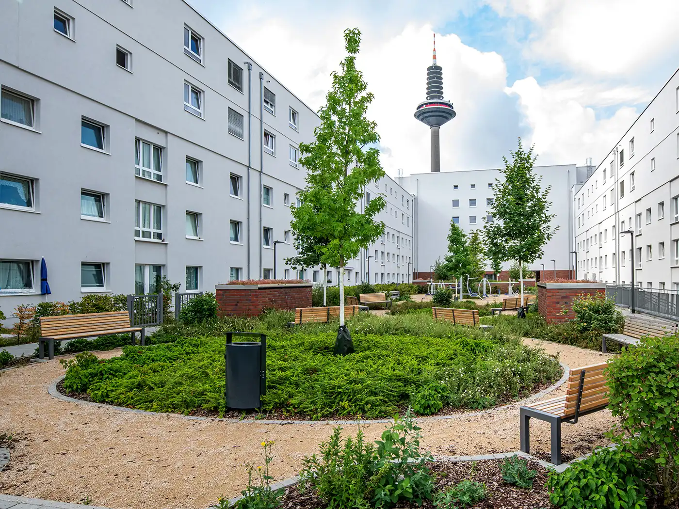 Innenhof der Frankfurter Platensiedlung mit Begrünung.