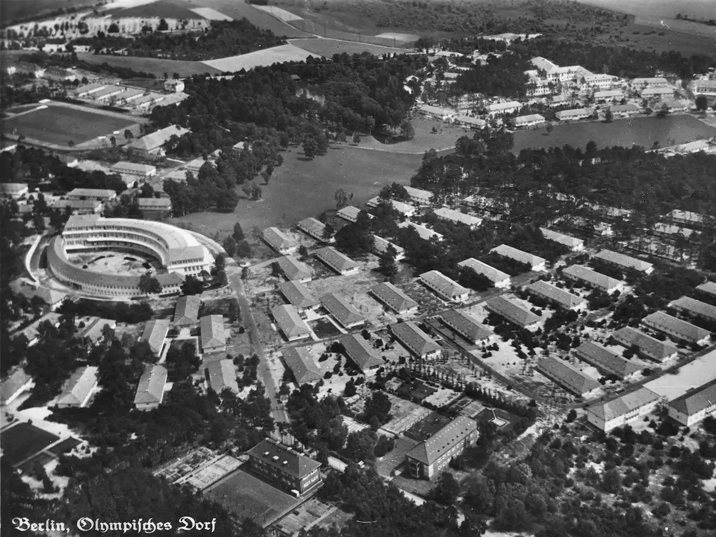 Historische Luftaufnahme vom Olympischen Dorf in Elstal