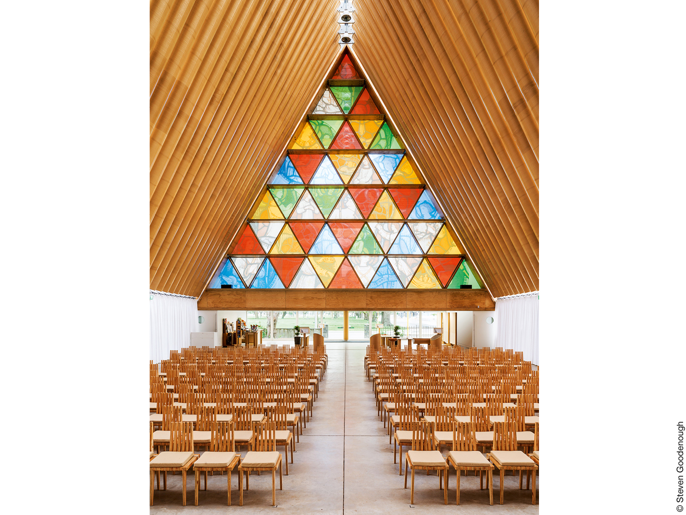 Dreieckiges Buntglasfenster im Kirchenschiff