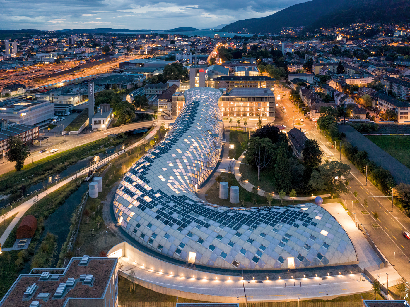 Ein schlangenartiges Gebäude in der Abenddämmerung