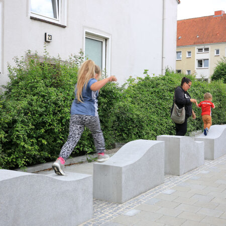 Kinder laufen in einer Stadt von Steinhügel zu Steinhügel