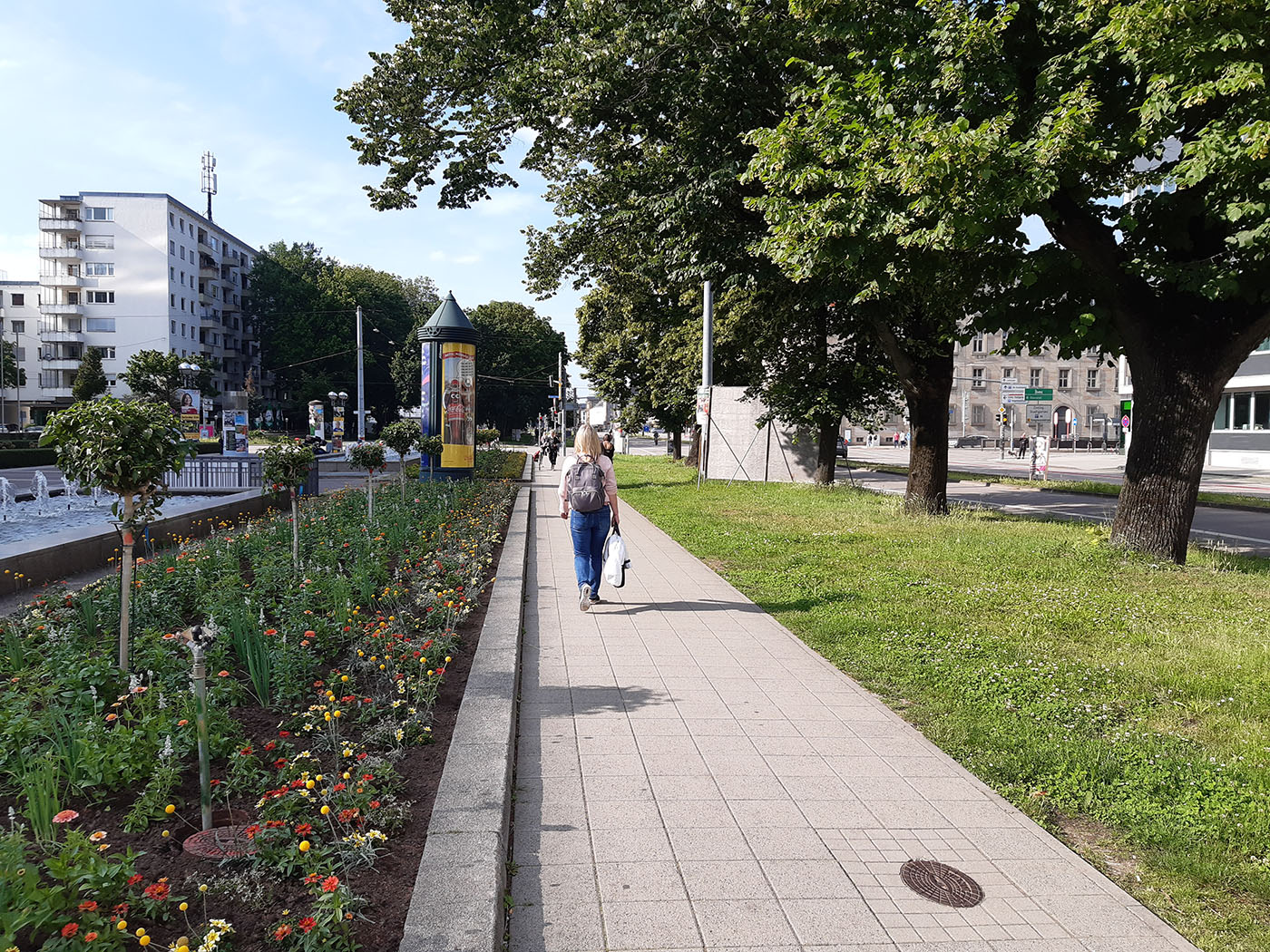 Frau auf einem Gehweg